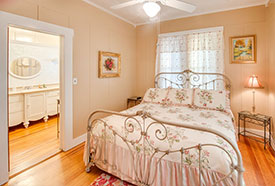 Fredericksburg Texas vacation rental house king bed