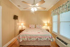 queen bed Fredericksburg Texas vacation rental house