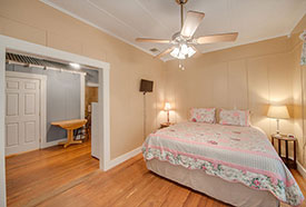 queen bed Fredericksburg Texas vacation rental house