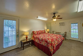 queen bed Fredericksburg Texas vacation rental house