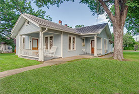 big Fredericksburg Texas vacation house with pool